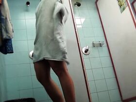 Горячие бабы принимают душ вместе