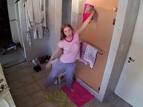 Голенькая красотка ходит по дому