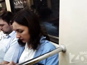 Заглянул под юбку красотки в метро