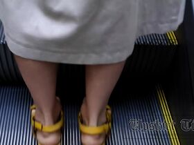 Засветила трусики под юбкой в метро